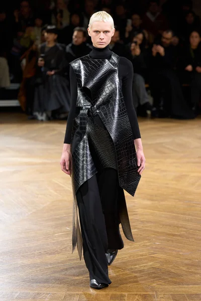Look 16